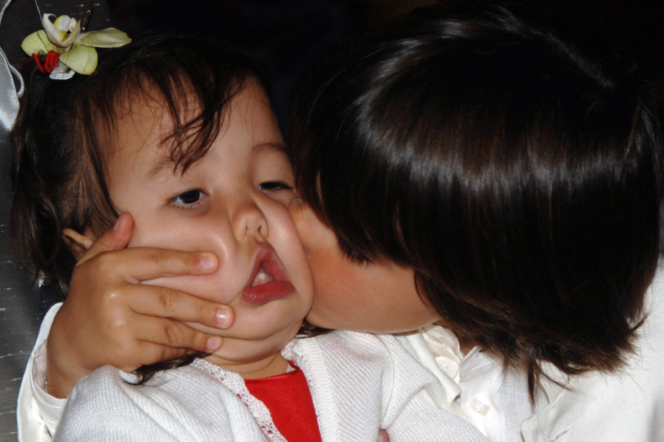 Niño besando efusivamente a su hermana