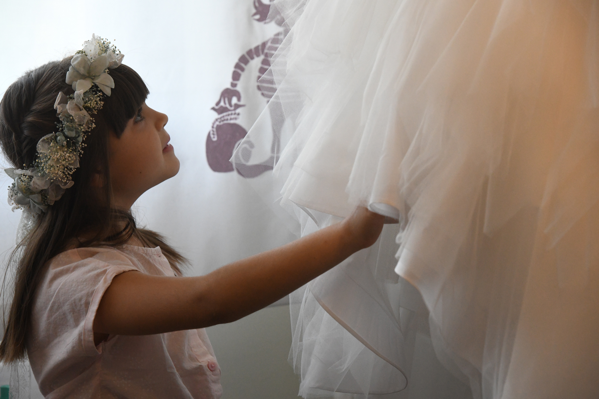 Niña mirando vestido de comunión