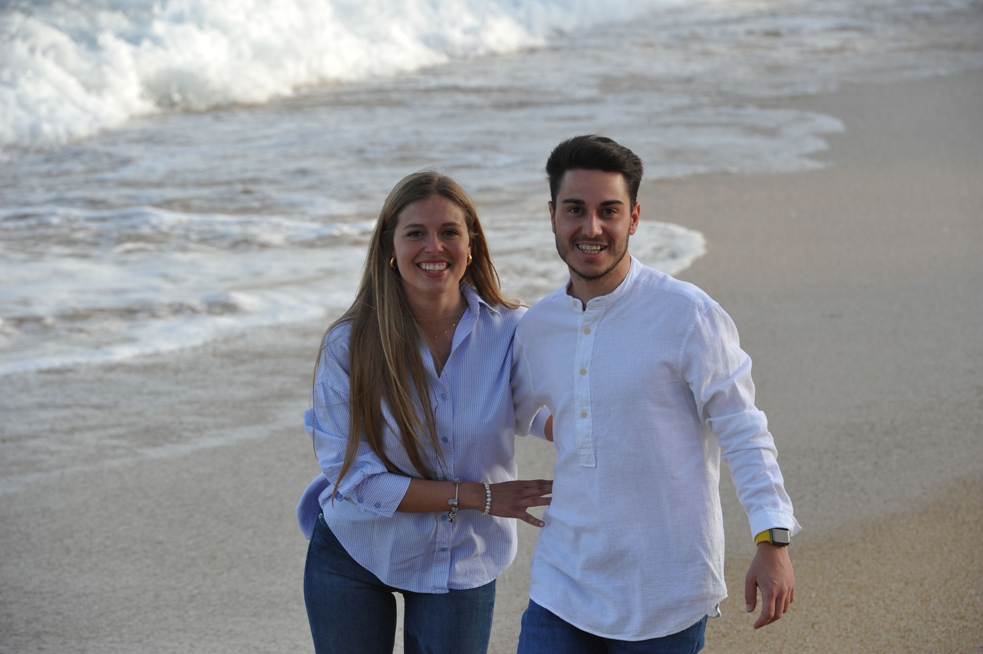Pareja disfrutando en una playa de la Costa Brava