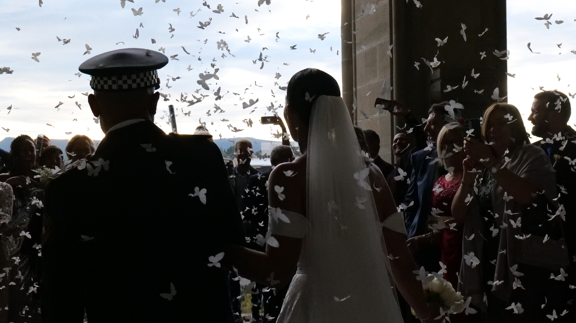 Pareja saliendo de la Basília de Santa Maria de la Seu (Manresa)