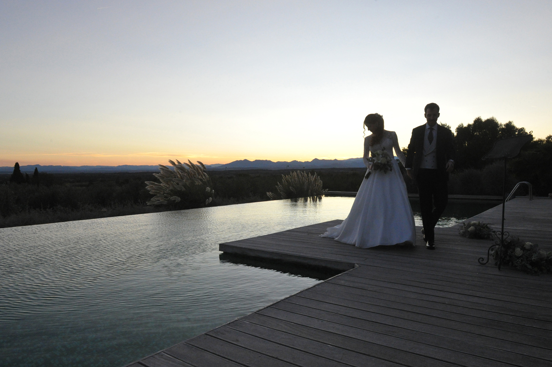 Una pareja de novios en una puesta de sol en l'Emporda
