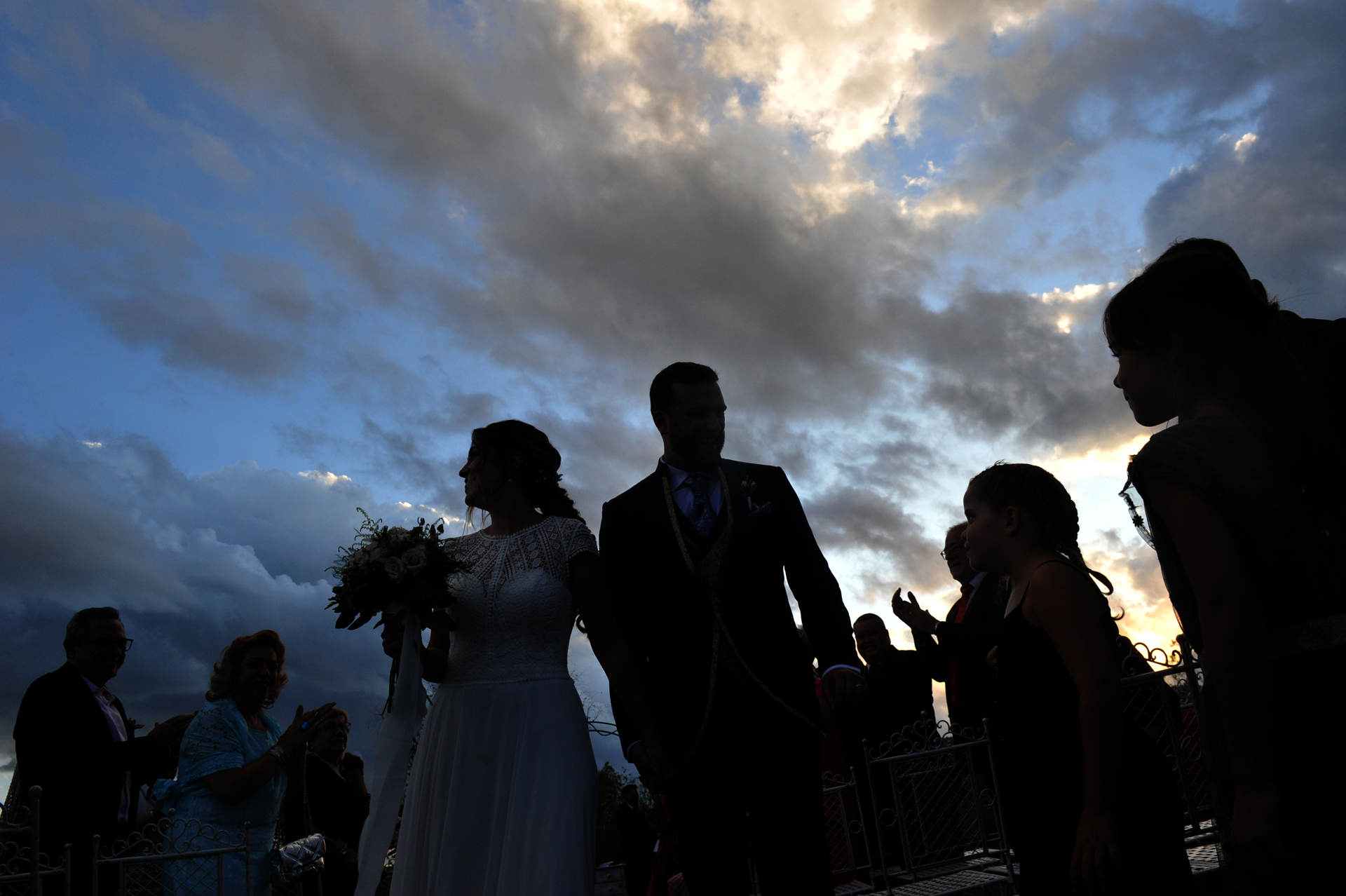 Una bella silueta de una pareja de recién casados