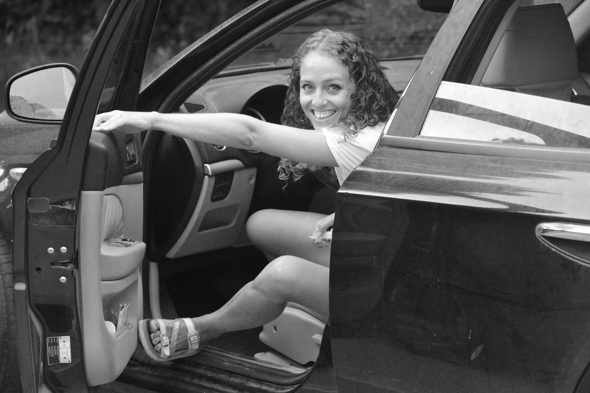 Novia llegando en su coche de la peluquería