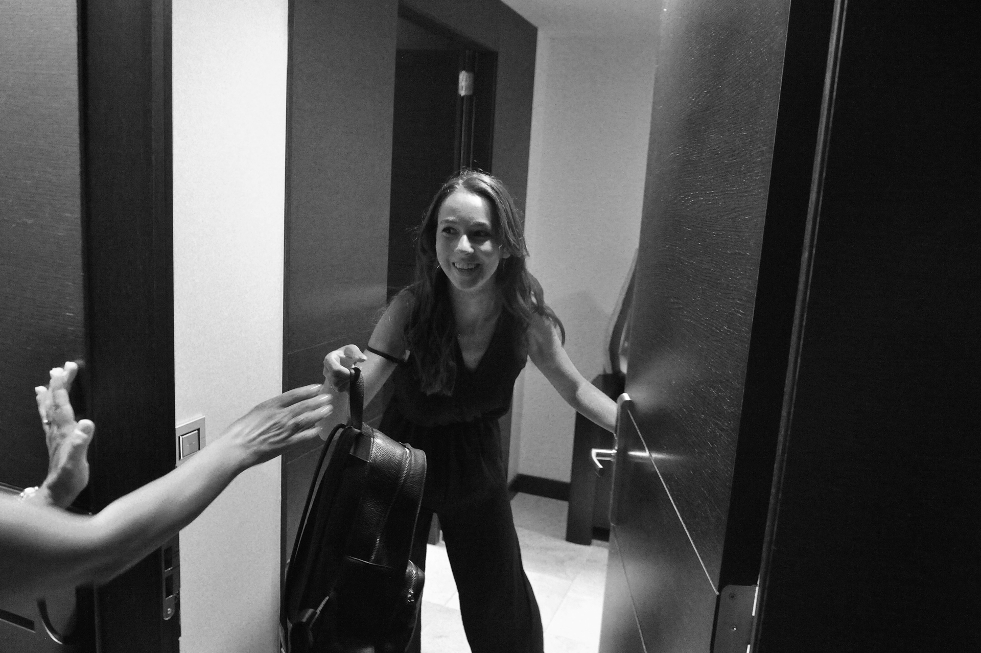 Chica entregando una bolsa importante