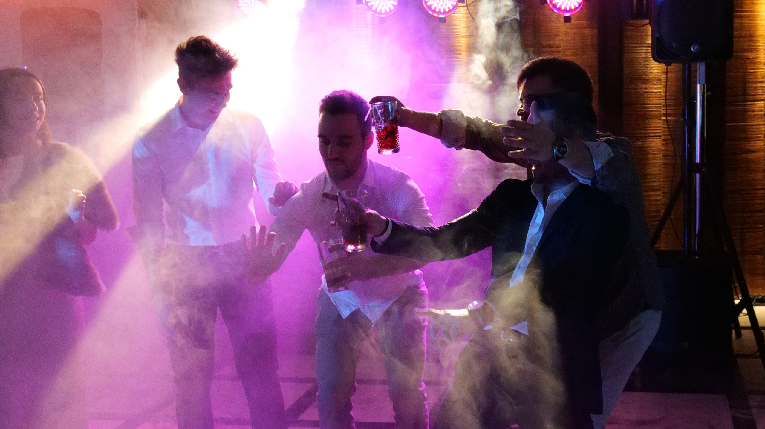 Jóvenes disfrutando de la fiesta