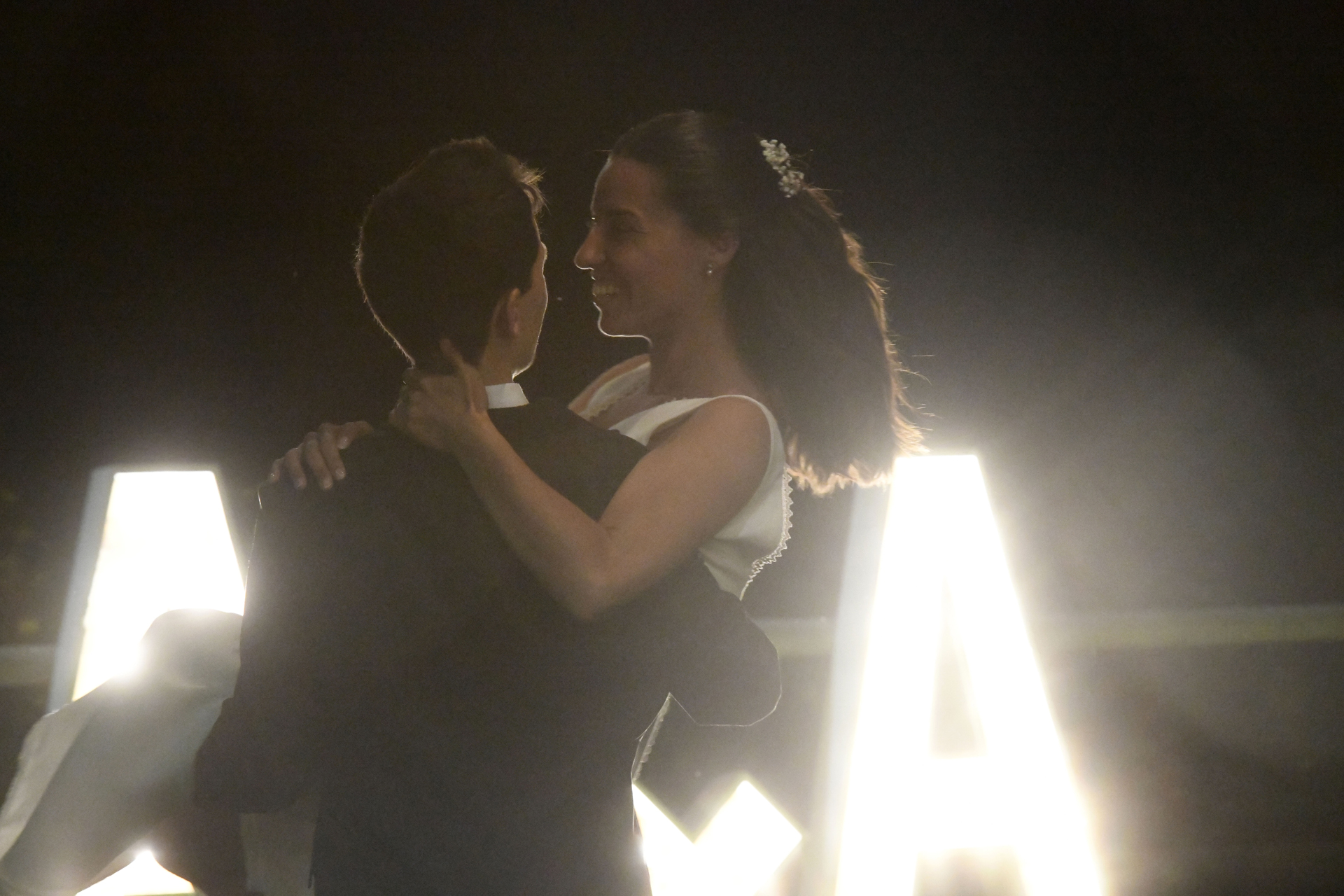 Novio coge en brazos a la novia antes del baile