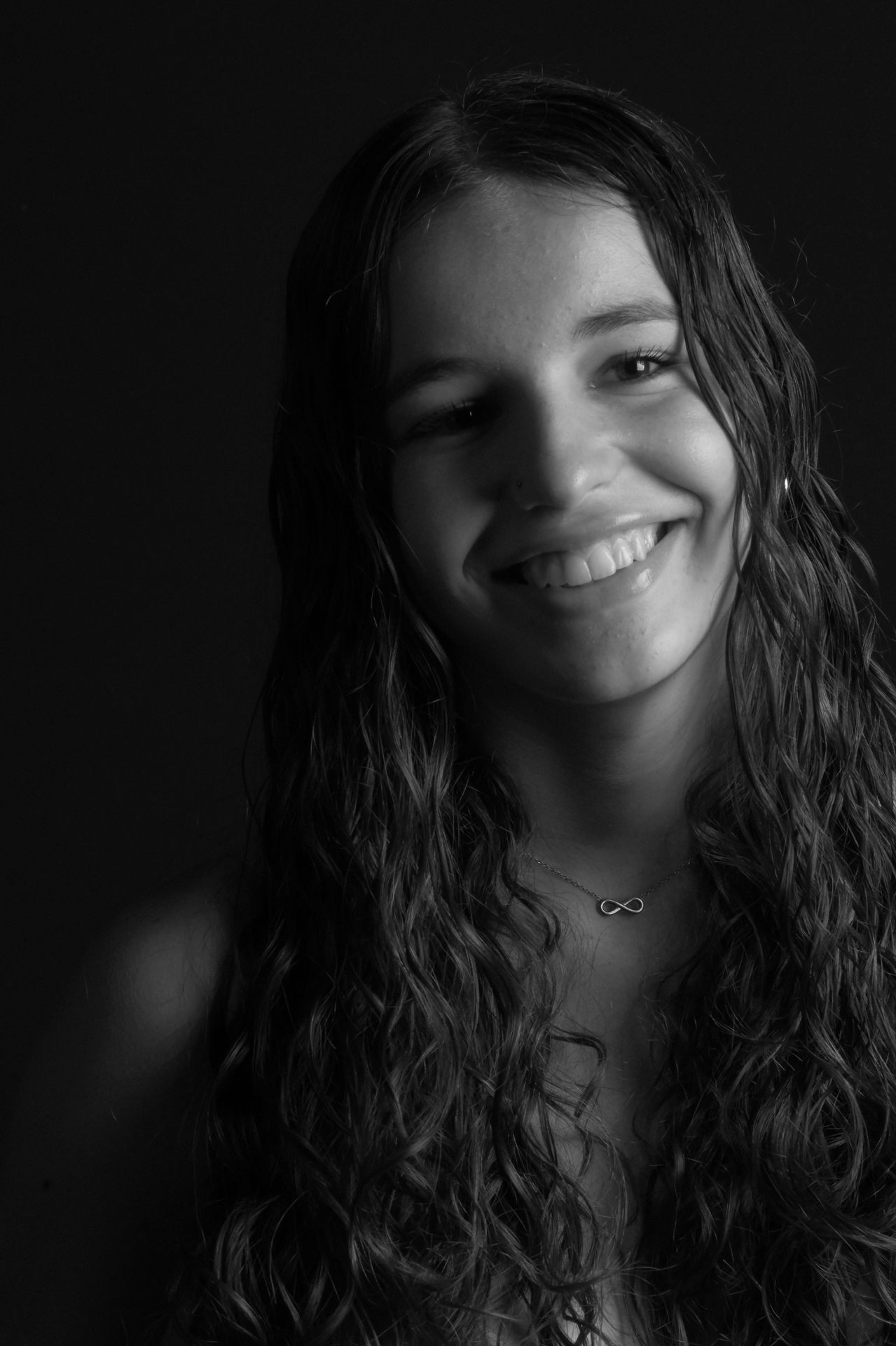 Studio-photography-teenager-black and white-portrait