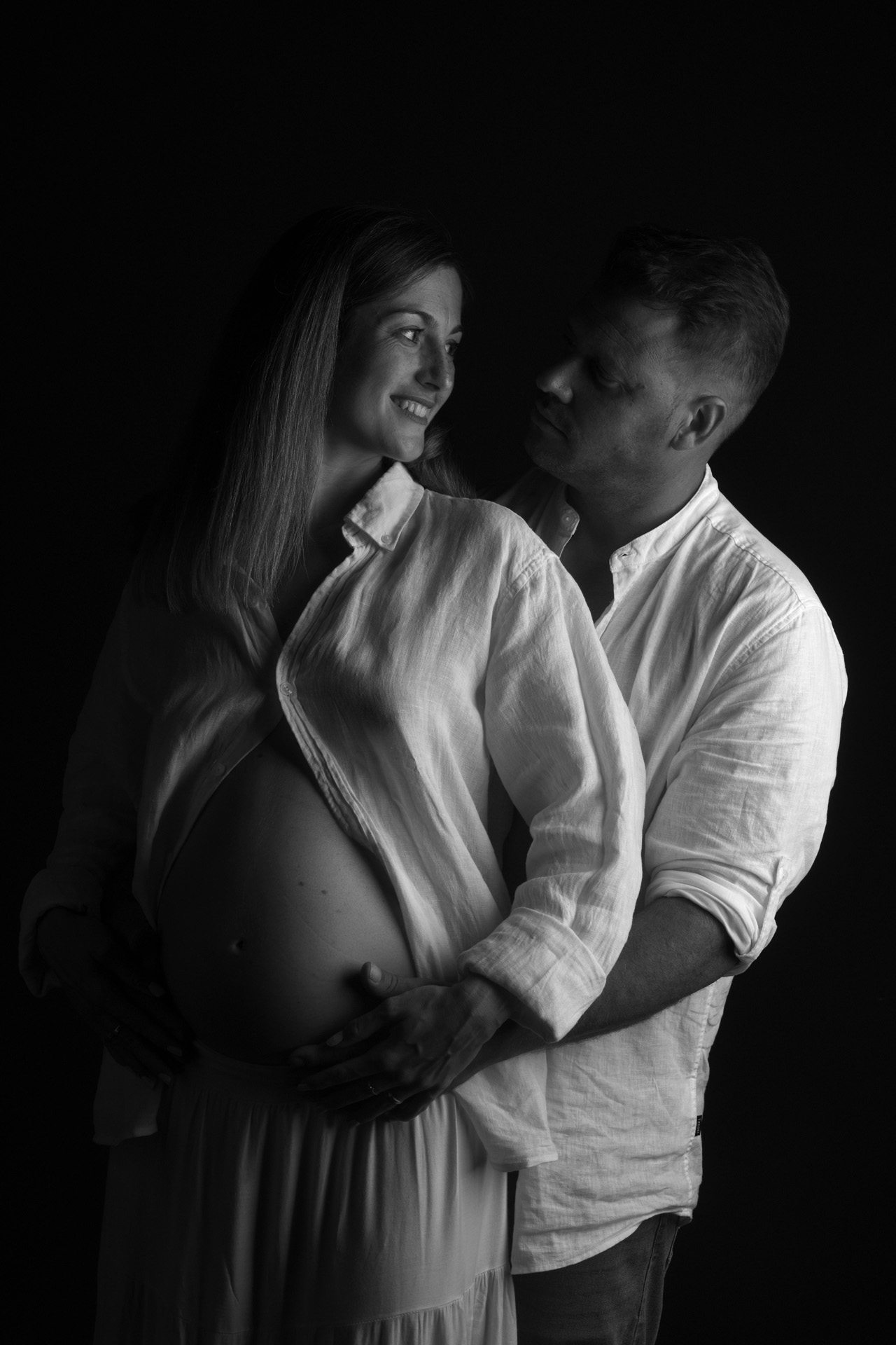 Pregnancy-Black and white-photography-studio